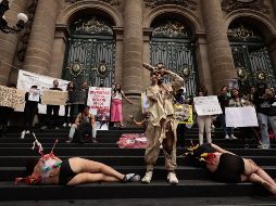 Integrantes de la agrupación Nous Redac (Resistencia y Defensa Animal Colectivo) se echaron al suelo con pintura roja y espadas de plástico para simular que eran toros muertos. EFE/ J. Méndez.