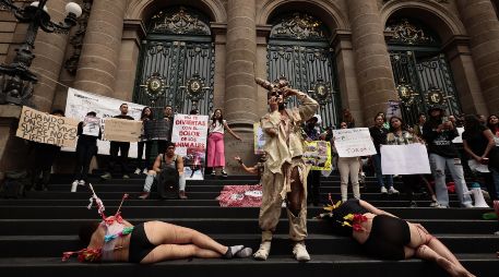 Integrantes de la agrupación Nous Redac (Resistencia y Defensa Animal Colectivo) se echaron al suelo con pintura roja y espadas de plástico para simular que eran toros muertos. EFE/ J. Méndez.