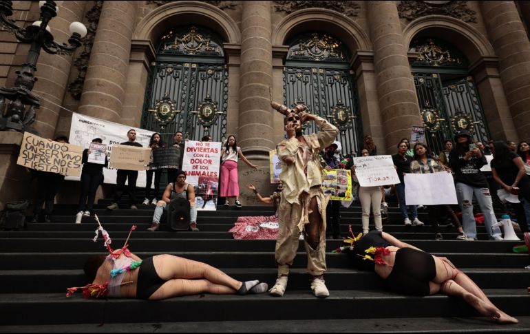 Integrantes de la agrupación Nous Redac (Resistencia y Defensa Animal Colectivo) se echaron al suelo con pintura roja y espadas de plástico para simular que eran toros muertos. EFE/ J. Méndez.