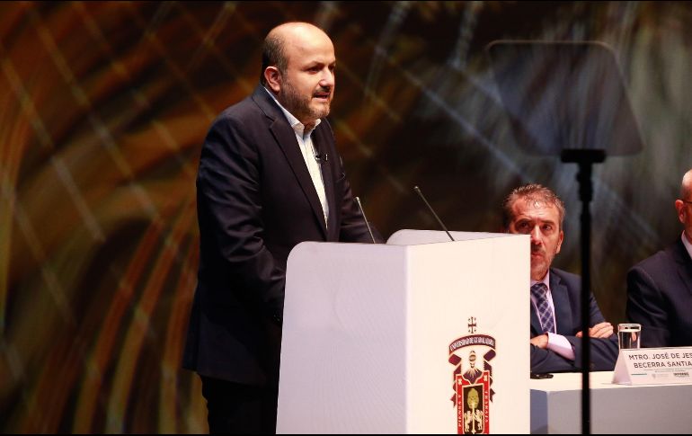 Ricardo Villanueva Lomelí, dió este miércoles una charla informativa ante jubilados y pensionados, en la Sala 2 del Conjunto Santander de Artes Escénicas, quienes por unanimidad apoyaron la decisión de la reforma. EL INFORMADOR/ C. Zepeda.