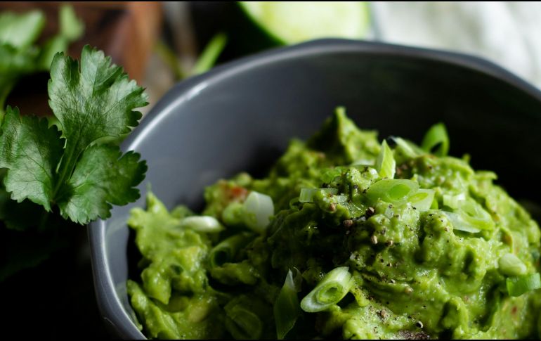 El aguacate es una buena fuente de ácido fólico, que se ha relacionado con la prevención de la depresión y el mantenimiento de una salud mental óptima. ESPECIAL / Foto de Christina Rumpf en Unsplash