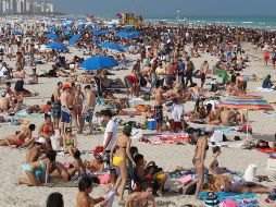 Otra medida que busca desalentar la llegada de turistas es la aplicación de una nueva tarifa plena de estacionamiento de 30 dólares, que alcanzará los 100 en los dos fines de semana de mayor impacto en marzo. AP/ ARCHIVO.