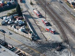Los bomberos trabajan en la zona en el lugar de los hechos tras la explosión. AP