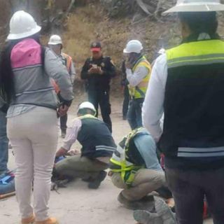Trabajadores caen de estructura del Tren Interurbano México-Toluca; hay un muerto