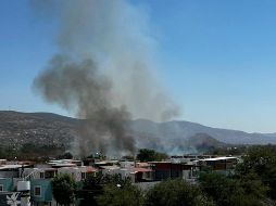 El incendio ha generado una columna de humo visible desde distintos puntos de la capital oaxaqueña. ESPECIAL.
