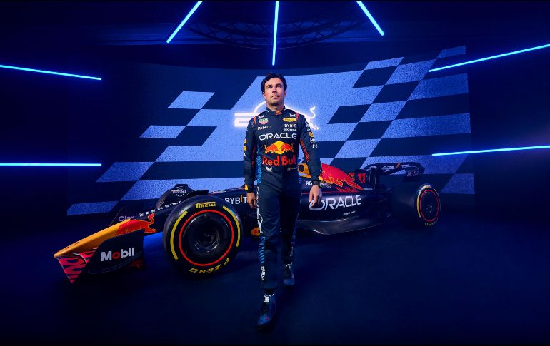 Sergio “Checo” Pérez y Max Verstappen esperan que con el RB20 logren superar lo hecho en 2023 con el RB19.  EFE/Red Bull
