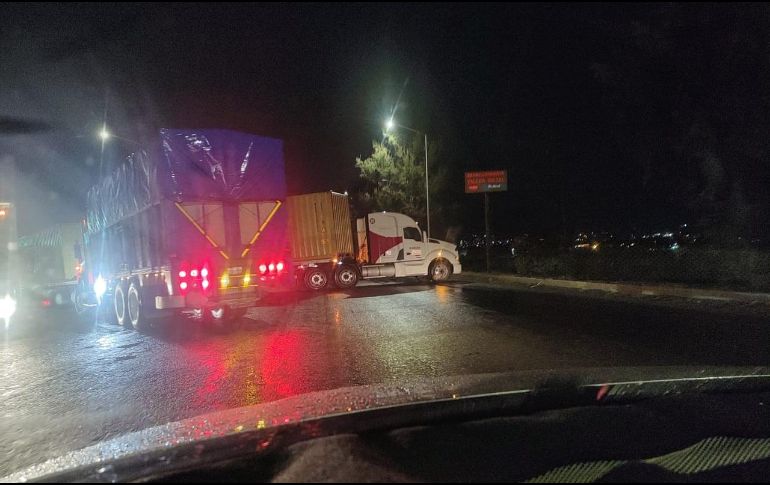 Presuntamente, se trata de elementos de la Guardia Nacional quienes se enfrentan a civiles armados en la colonia Constituyentes de aquel municipio quienes bloquearon los ingresos de las avenidas y carreteras. ESPECIAL