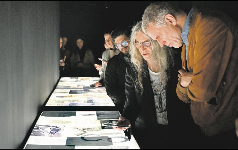 La cantante de rock, compositora, músico y poeta estadounidense Patti Smith (derecha) habla con el músico francés y fundador del colectivo de artistas “SoundWalk Collective”, Stepahn Crasneansck, con quien participa en el show “Correspondences”. AFP