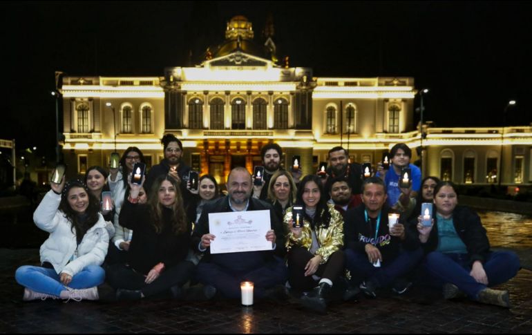 A través de sus redes sociales, el rector de la UdeG, Ricardo Villanueva, pidió a los diputados locales que aprobaran el presupuesto constitucional de la UdeG. Incluso mostró los reconocimientos que les entregaría la casa de estudios. TWITTER/rvillanueval