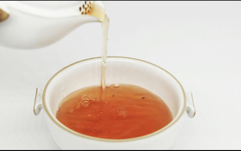 Para aprovechar al máximo sus beneficios, se recomienda consumir hasta dos tazas al día, una de ellas en ayunas para ayudar en la depuración del organismo y la otra por la noche. ESPECIAL / Foto de CHI CHEN en Unsplash