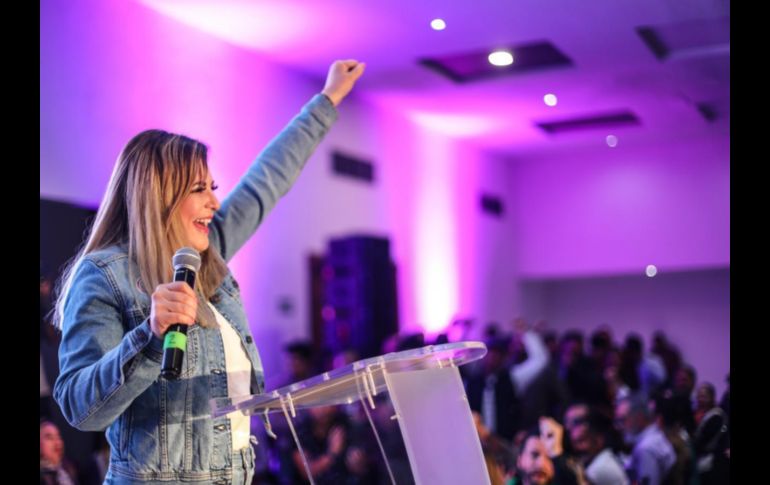 Claudia Delgadillo, recibió su constancia que la acredita como candidata a la gubernatura de Jalisco por el partido Hagamos. ESPECIAL