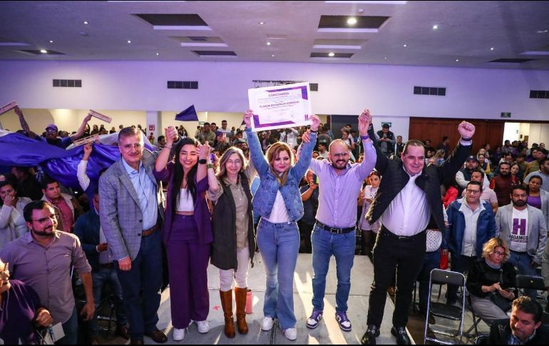 Con batucada, banderas blancas, moradas y ambiente festivo, la hoy candidata fue arropada por la militancia de Hagamos. ESPECIAL