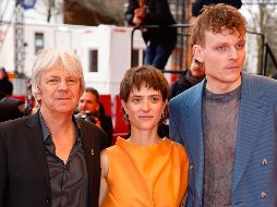 El director Andreas Dresen, junto a la actriz Liv Lisa Fries y el actor Johannes Hegemann. EFE/H. Hanschke