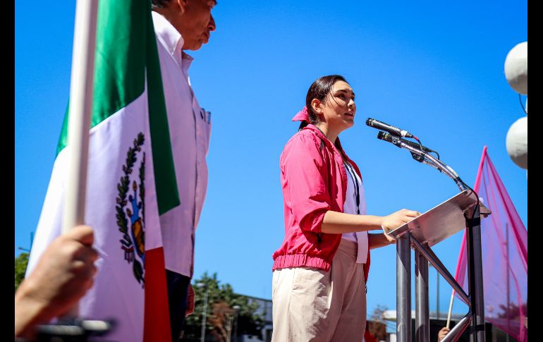Teñida de rosa y blanco, así lució la Plaza Juárez de Guadalajara,  durante la Marcha por la Democracia,  que reunió a más de 50 mil personas, según los organizadores. EL INFORMADOR / H. Figueroa
