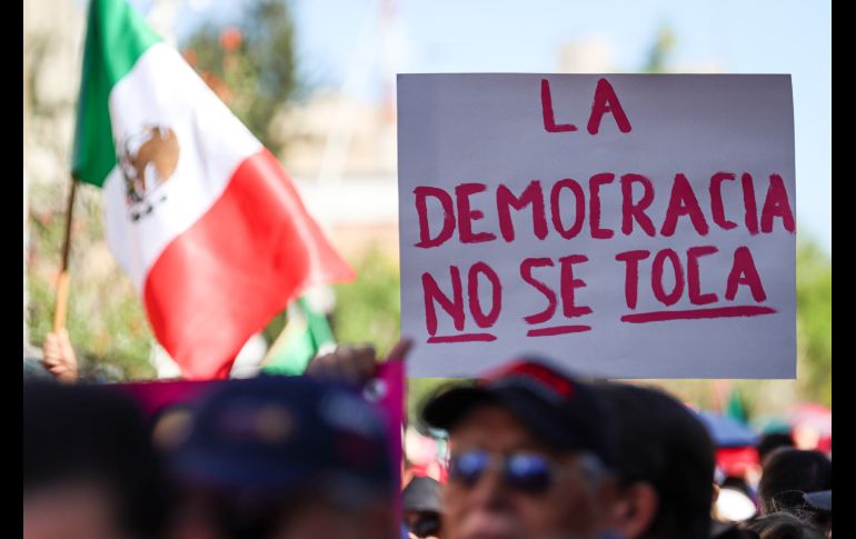 Teñida de rosa y blanco, así lució la Plaza Juárez de Guadalajara,  durante la Marcha por la Democracia,  que reunió a más de 50 mil personas, según los organizadores. EL INFORMADOR / H. Figueroa