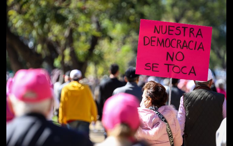 Teñida de rosa y blanco, así lució la Plaza Juárez de Guadalajara,  durante la Marcha por la Democracia,  que reunió a más de 50 mil personas, según los organizadores. EL INFORMADOR / H. Figueroa