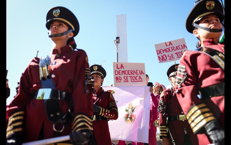 Teñida de rosa y blanco, así lució la Plaza Juárez de Guadalajara,  durante la Marcha por la Democracia,  que reunió a más de 50 mil personas, según los organizadores. EL INFORMADOR / H. Figueroa