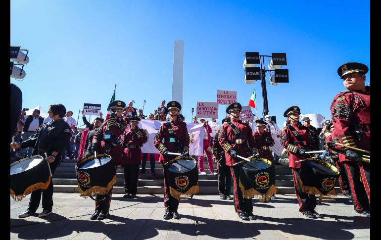 Teñida de rosa y blanco, así lució la Plaza Juárez de Guadalajara,  durante la Marcha por la Democracia,  que reunió a más de 50 mil personas, según los organizadores. EL INFORMADOR / H. Figueroa