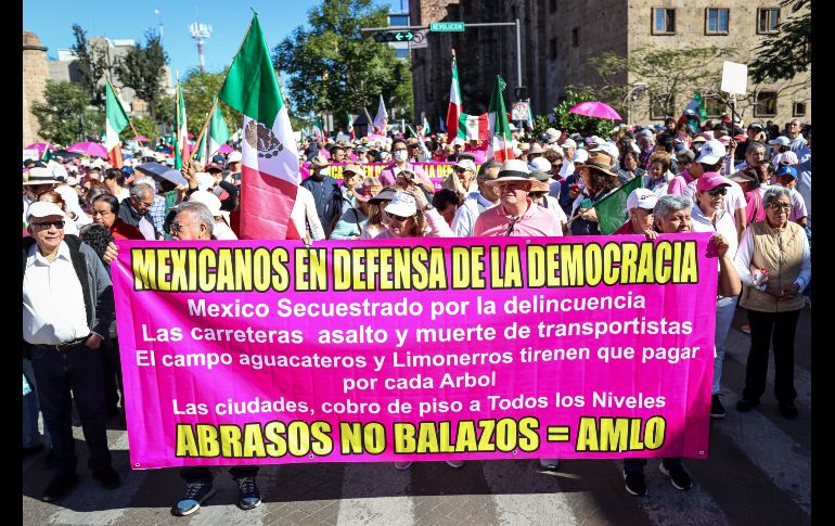 Teñida de rosa y blanco, así lució la Plaza Juárez de Guadalajara,  durante la Marcha por la Democracia,  que reunió a más de 50 mil personas, según los organizadores. EL INFORMADOR / H. Figueroa