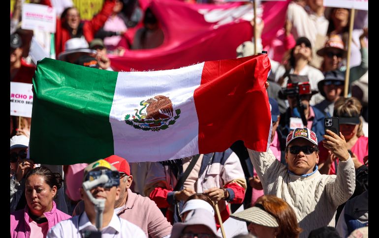 Teñida de rosa y blanco, así lució la Plaza Juárez de Guadalajara,  durante la Marcha por la Democracia,  que reunió a más de 50 mil personas, según los organizadores. EL INFORMADOR / H. Figueroa