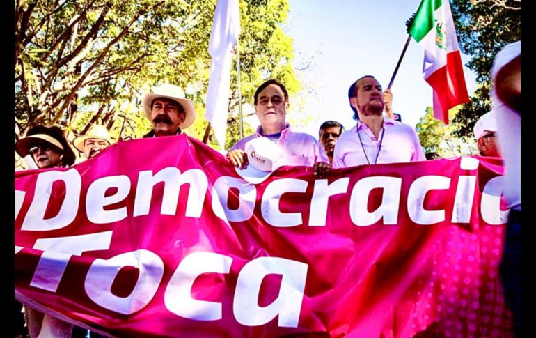 Salvador Cosío también estuvo presente durante la Marcha por la Democracia, que reunió a más de 40 mil personas con pancartas y lonas con mensajes en contra el gobierno encabezado por Andrés Manuel López Obrador. CORTESÍA