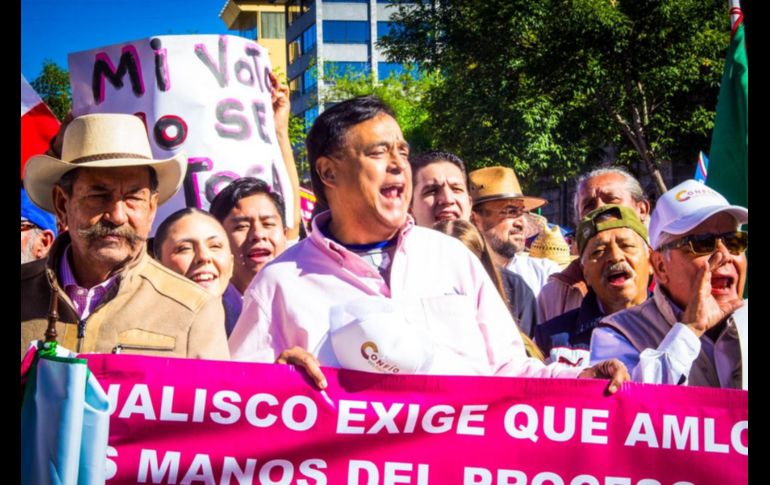 Salvador Cosío también estuvo presente durante la Marcha por la Democracia, que reunió a más de 40 mil personas con pancartas y lonas con mensajes en contra el gobierno encabezado por Andrés Manuel López Obrador. CORTESÍA