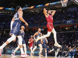 Karl-Anthony Towns (der.) fue el máximo anotador del juego y se lució con clavadas. AP