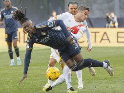 El Real Madrid podría ver reducida su ventaja en Liga si el Girona consigue un triunfo hoy frente al Athletic de Bilbao. EFE