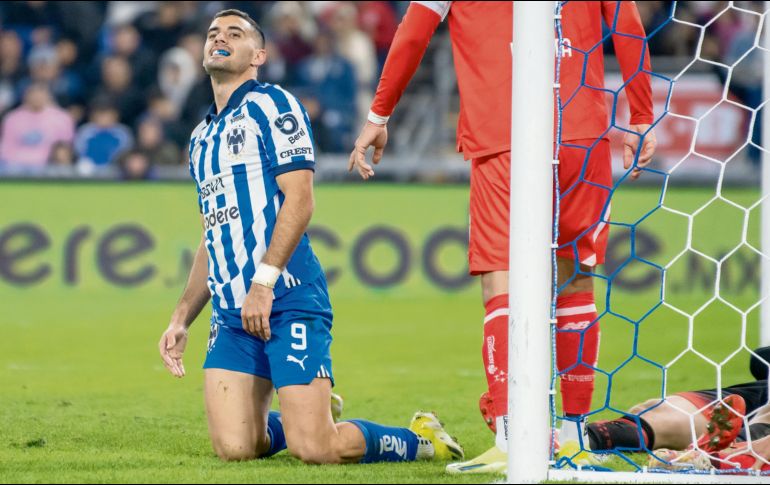 Germán Berterame y los Rayados lo intentaron, pero faltó contundencia y calma ante la portería. EFE