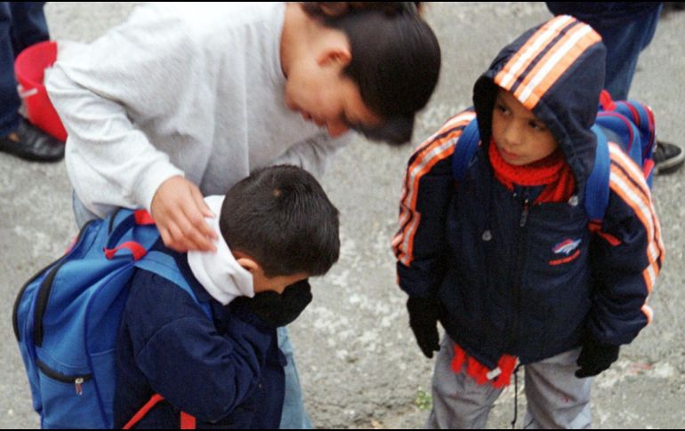 Por la temporada de frío, debido a las bajas temperaturas en Puebla, se decidió retrasar la hora de entrada con la intención de proteger a los estudiantes de los cambios bruscos de temperatura y con ello de enfermedades. NTX / ARCHIVO