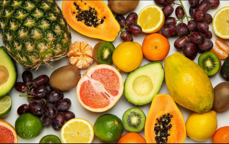 Una alimentación variada debe estar compuesta de frutas. ESPECIAL/ Foto de Julia Zolotova en Unsplash