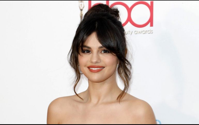 Para sumar aún más elegancia a este outfit la intérprete de 