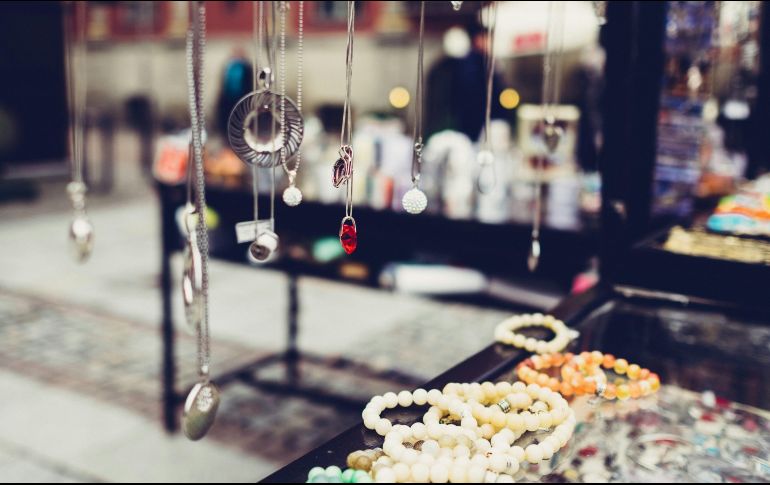 Sets de joyería son puestos en oferta en el sitio web de Liverpool. ESPECIAL/ Foto de freestocks en Unsplash