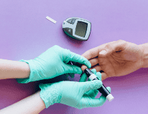 Es crucial realizar múltiples mediciones de glucosa a lo largo del día, especialmente para aquellos con diabetes que dependen de la insulina. ESPECIAL/CANVA