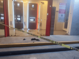 Un sujeto colocó un artefacto incendiario en la máquina lo que provocó una explosión que dañó parte del cajero. ESPECIAL.