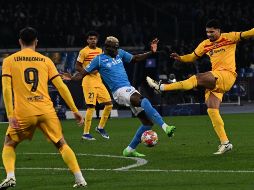 Victor Osimhen aprovechó un error en la zaga del Barcelona para emparejar los cartones en el juego de Ida de los octavos de final de la Champions League. EFE/EPA/C. Fusco