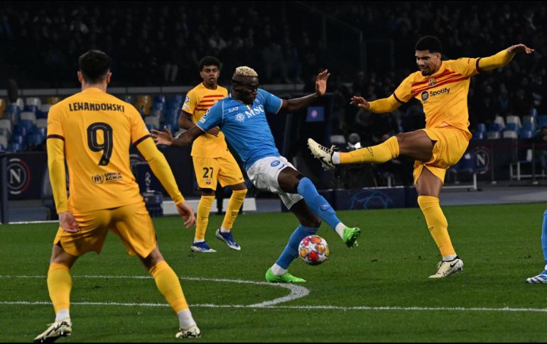Victor Osimhen aprovechó un error en la zaga del Barcelona para emparejar los cartones en el juego de Ida de los octavos de final de la Champions League. EFE/EPA/C. Fusco