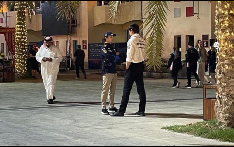 La imagen del jalisciense y Wolff ha causado rumores sobre un posible interés de los alemanes por fichar a Pérez para cubrir la vacante que dejará Hamilton. ESPECIAL