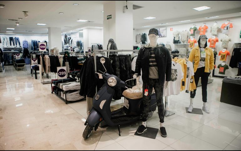 Con la Ley Silla, se pretende prohibir que los empleadores obliguen a los trabajadores a permanecer de pie durante toda una jornada laboral. EL INFORMADOR / ARCHIVO