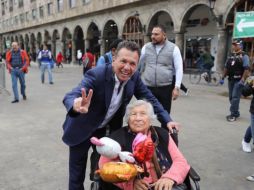 Pablo Lemus reafirma su compromiso con los apoyos sociales. ESPECIAL