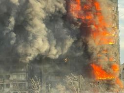 El incendio declarado sobre las cinco y media de esta tarde en un quinto piso de un edificio de viviendas ha afectado totalmente al inmueble. ESPECIAL / EFE