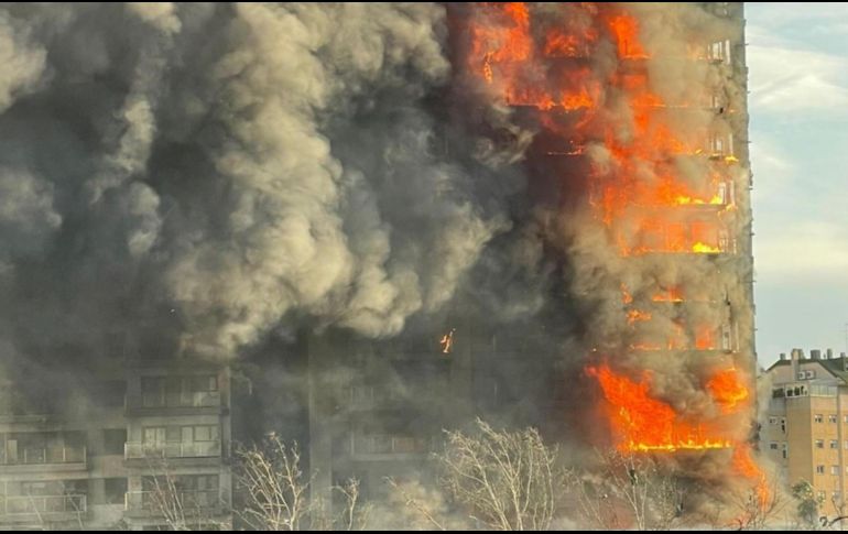 El incendio declarado sobre las cinco y media de esta tarde en un quinto piso de un edificio de viviendas ha afectado totalmente al inmueble. ESPECIAL / EFE