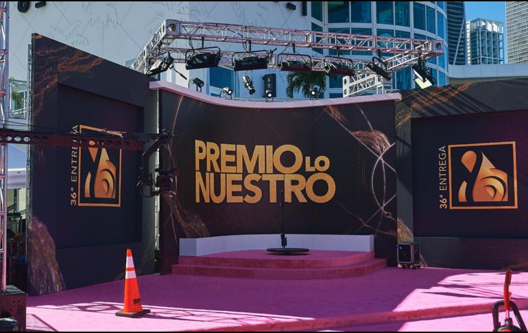 La alfombra se alista para recibir a lo mejor de los artistas musicales latinos en el año pasado. ESPECIAL / X: @premiolonuestro