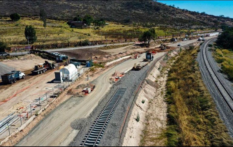Las imágenes muestran los primeros metros de los rieles que son colocados en el tramo de la estación Las Juntas a Concepción del Valle. ESPECIAL/ SIOP.