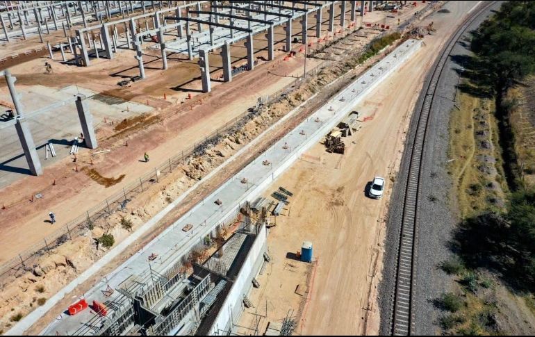 Las imágenes muestran los primeros metros de los rieles que son colocados en el tramo de la estación Las Juntas a Concepción del Valle. ESPECIAL/ SIOP.