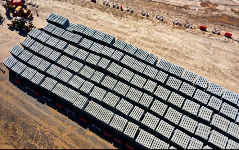 Las imágenes muestran los primeros metros de los rieles que son colocados en el tramo de la estación Las Juntas a Concepción del Valle. ESPECIAL/ SIOP.
