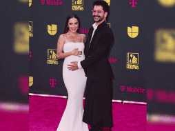 Evaluna presumió su ya abultado vientre en un vestido ajustado blanco, que hacía resaltar su figura. X/@premiolonuestro