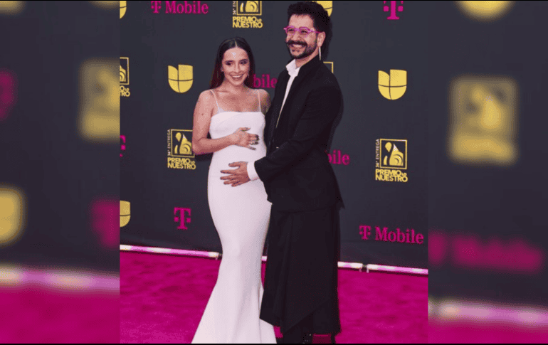 Evaluna presumió su ya abultado vientre en un vestido ajustado blanco, que hacía resaltar su figura. X/@premiolonuestro