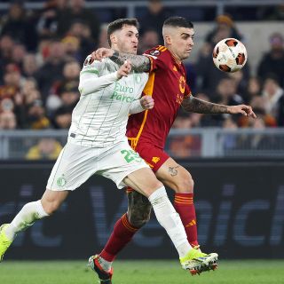 Gol de Santi Giménez no impide eliminación del Feyenoord