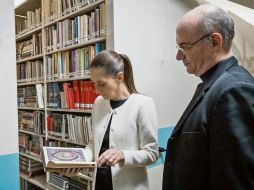 Claudia Sheinbaum en compañía del rector de la Basílica de Guadalupe, Efraín Hernández Díaz, en la biblioteca “Lorenzo Boturini”. ESPECIAL